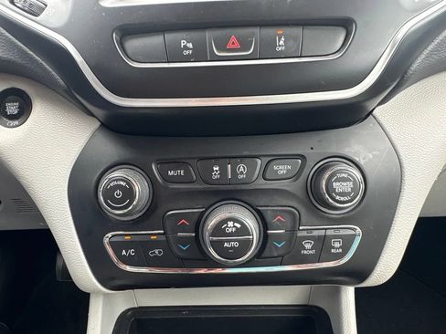 Used 2021 Jeep Cherokee Latitude Lux w/ Comfort/Convenience Group AWD/4WD image 18