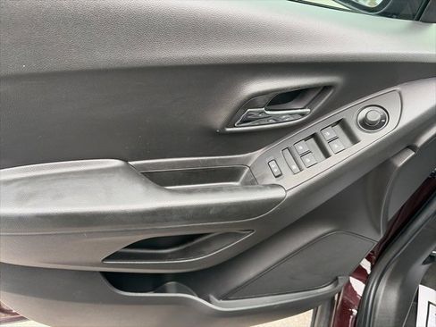 Used 2022 Chevrolet Trax LT w/ LT Convenience Package image 17