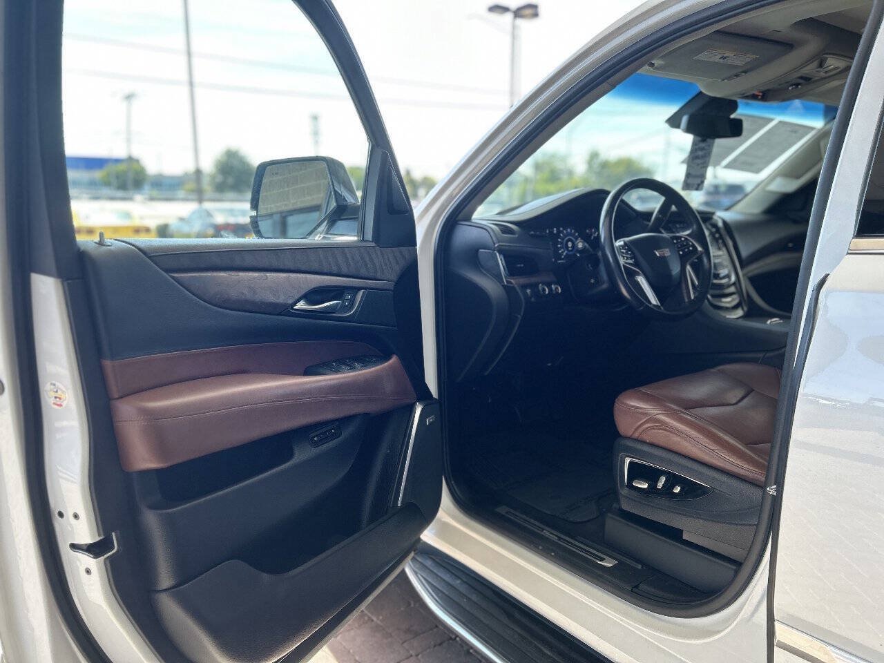 Used 2017 Cadillac Escalade ESV Luxury AWD/4WD image 33