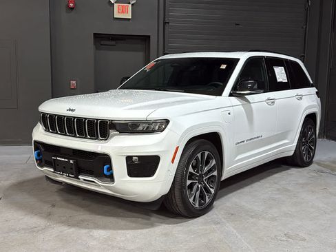 Used 2023 Jeep Grand Cherokee Overland AWD/4WD image 3