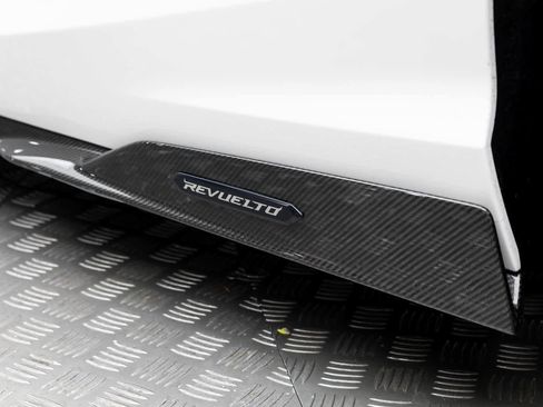 Used 2024 Lamborghini Revuelto image 7