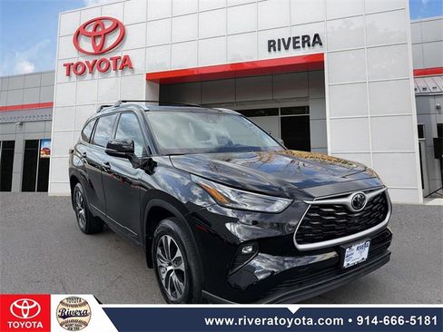 Used 2022 Toyota Highlander XLE image 2