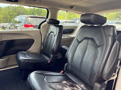 Used 2023 Chrysler Pacifica Touring-L FWD image 26