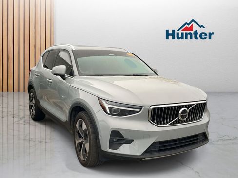 Used 2025 Volvo XC40 B5 Plus image 1