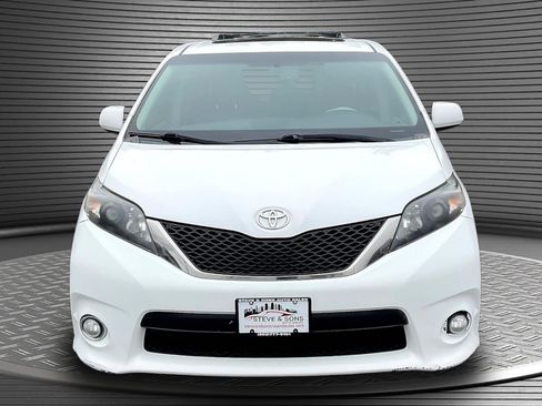 Used 2012 Toyota Sienna SE FWD image 2