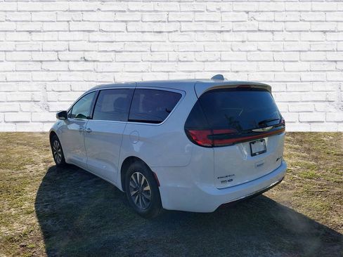 Used 2022 Chrysler Pacifica Touring-L image 3