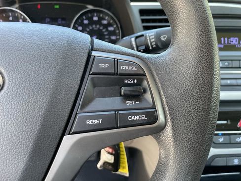 Used 2017 Hyundai Elantra SE image 29