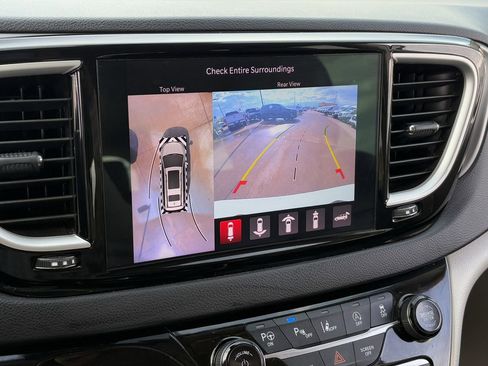 Used 2022 Chrysler Pacifica Touring-L w/ Uconnect Theater Family Group image 20