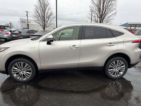 Used 2021 Toyota Venza XLE w/ Carpet Mat Package (TMS) image 7