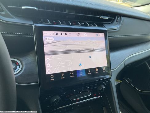 Used 2023 Jeep Grand Cherokee Limited w/ Luxury Tech Group II image 9