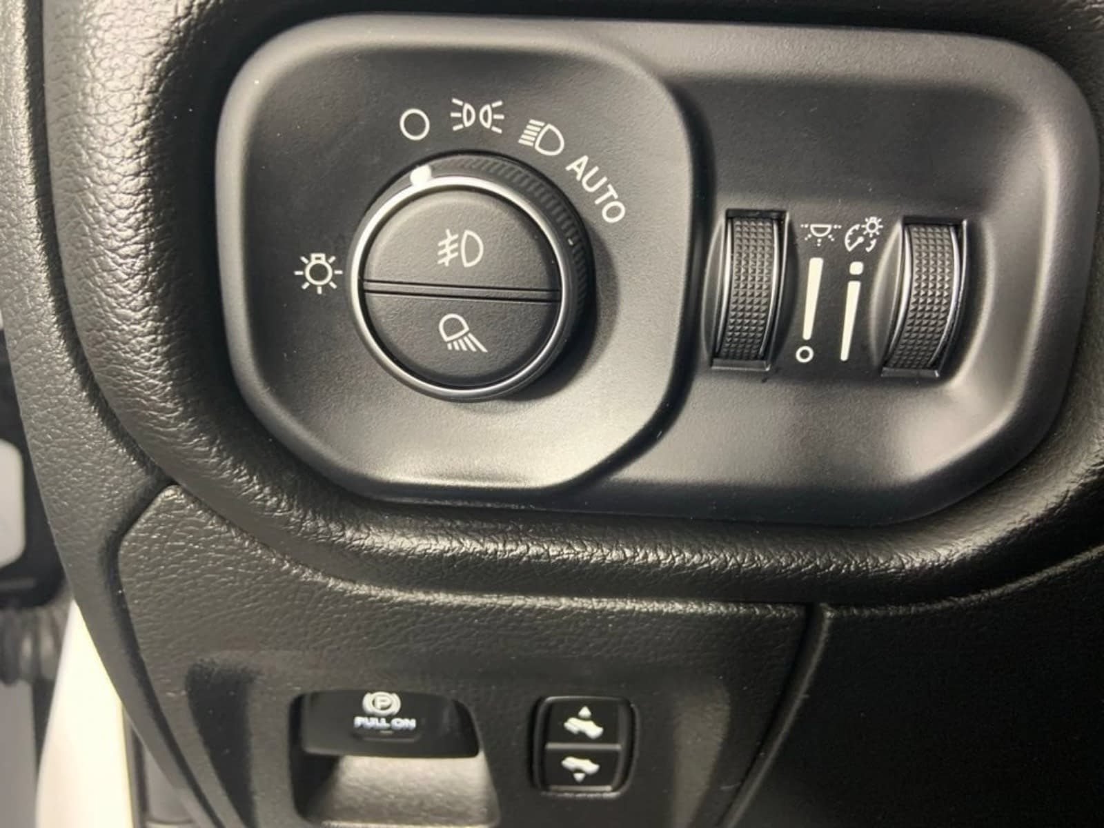 Used 2025 RAM 1500 Laramie AWD/4WD image 25