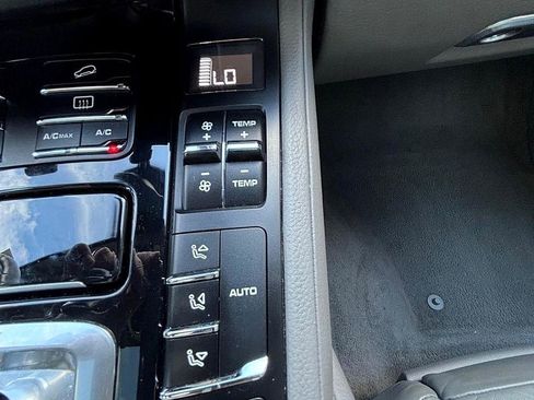 Used 2014 Porsche Cayenne Diesel Platinum Edition image 29