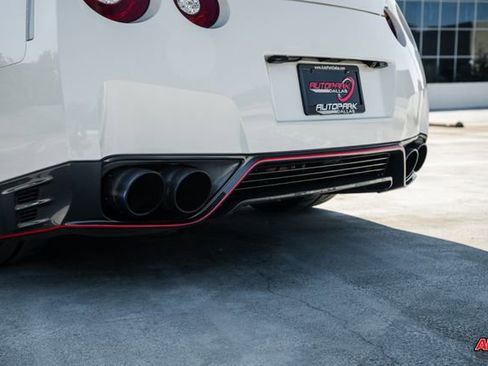 Used 2014 Nissan GT-R Premium image 38