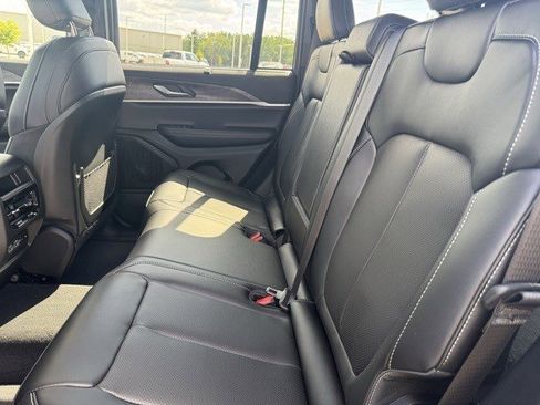 New 2025 Jeep Grand Cherokee Limited w/ Luxury Tech Group II image 32