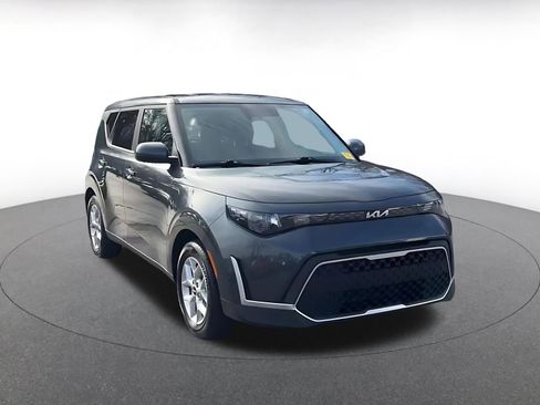 Used 2025 Kia Soul LX w/ LX Technology Package image 2