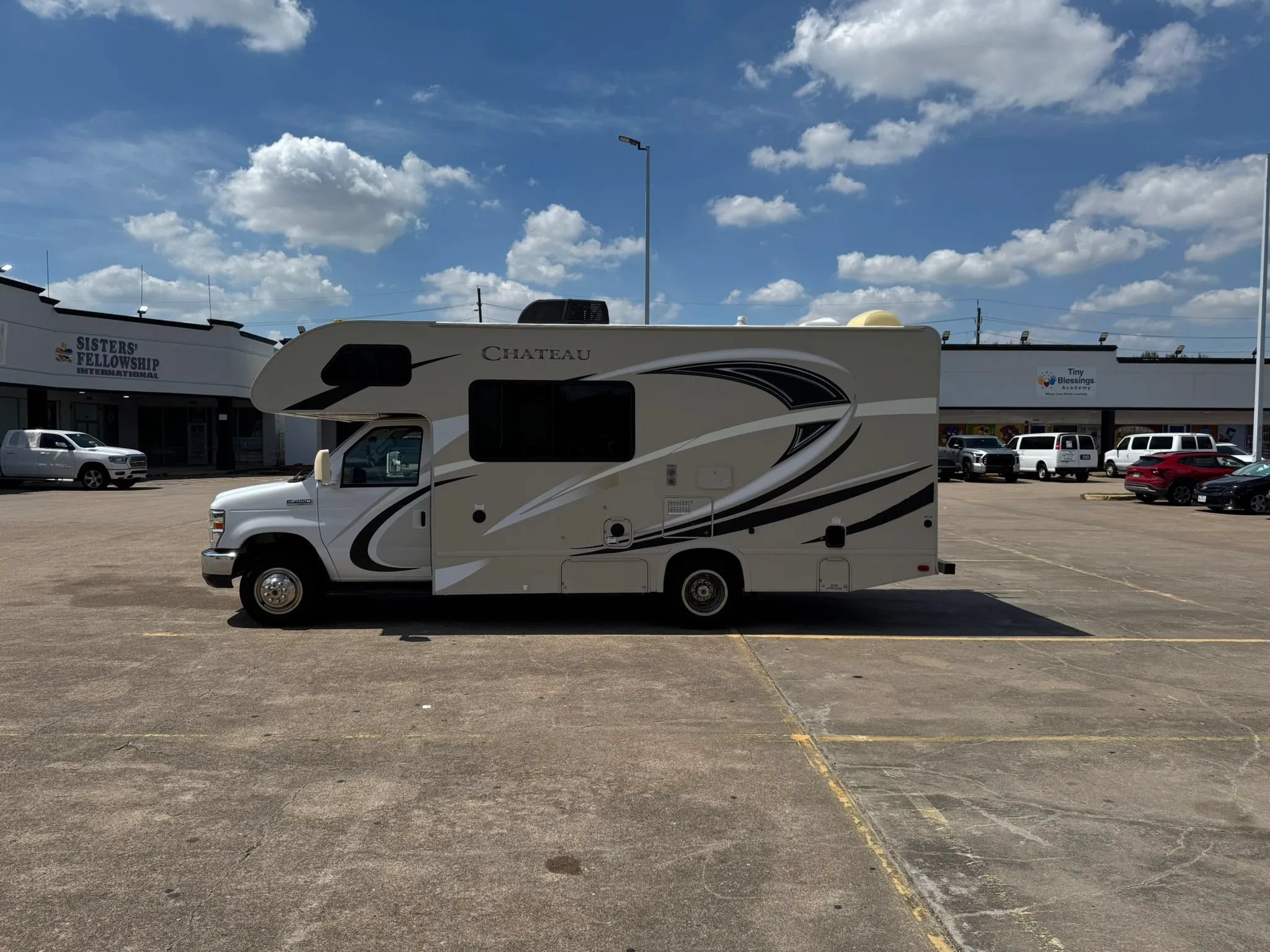 Used 2017 Ford E-450 and Econoline 450 Super Duty w/ Motorhome Prep Package RWD image 3