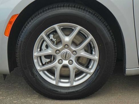 Used 2024 Chrysler Pacifica Touring-L FWD image 7