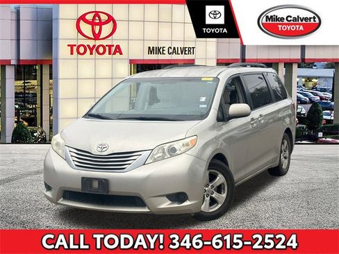 Used 2015 Toyota Sienna LE image 1