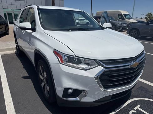 Used 2020 Chevrolet Traverse LT w/ LT Premium Package FWD image 3