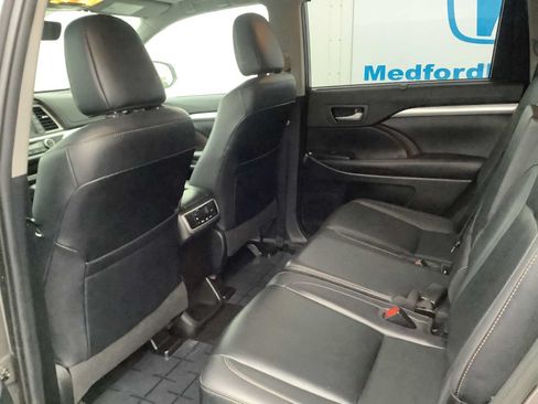 Used 2019 Toyota Highlander XLE AWD/4WD image 12