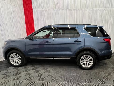 Used 2018 Ford Explorer XLT AWD/4WD image 5