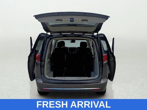 Used 2023 Chrysler Pacifica Touring-L FWD image 14