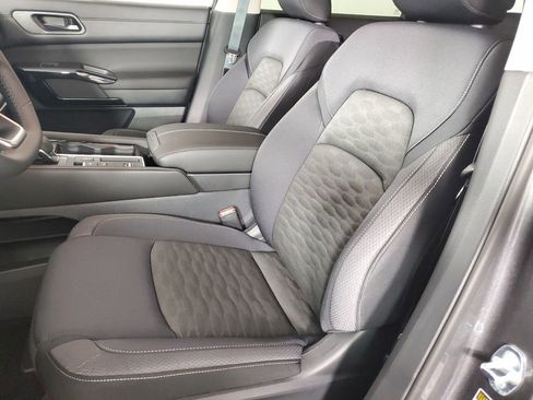 New 2025 Nissan Pathfinder SV image 12