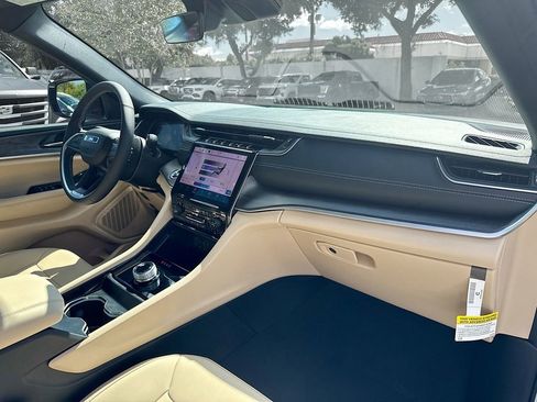 Used 2025 Jeep Grand Cherokee Limited image 31