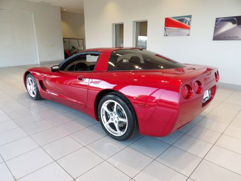 Used 2004 Chevrolet Corvette Coupe w/ Preferred Equipment Group RWD image 6