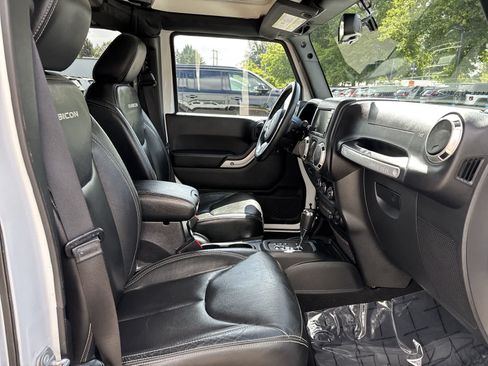 Used 2016 Jeep Wrangler Unlimited Rubicon AWD/4WD image 5