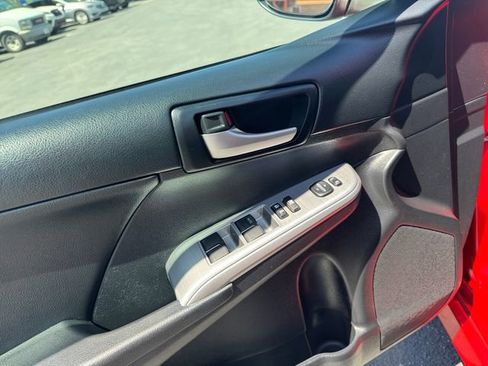 Used 2014 Toyota Camry SE w/ Moonroof Package FWD image 11