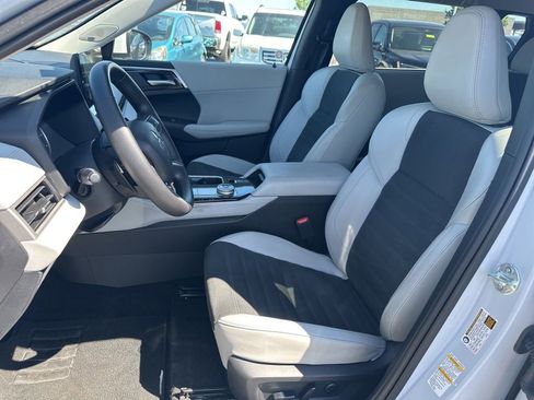 Used 2025 Mitsubishi Outlander AWD image 15