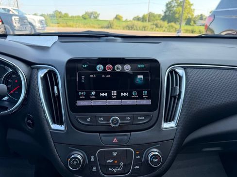 Used 2017 Chevrolet Malibu LT FWD image 12