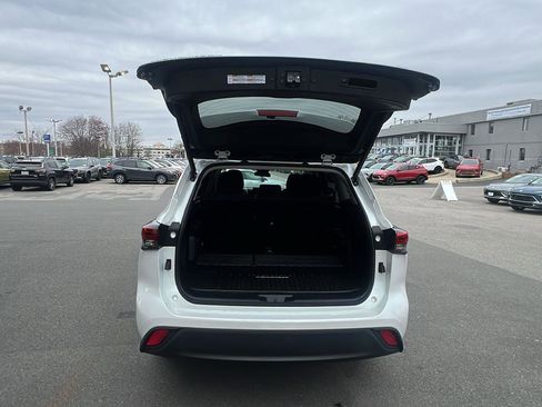 Used 2022 Toyota Highlander LE AWD/4WD image 27