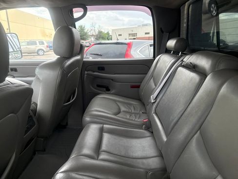 Used 2006 GMC Sierra 3500 SLT w/ Heavy-Duty Power Package AWD/4WD image 4
