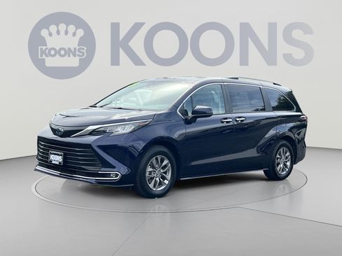 Used 2023 Toyota Sienna XLE FWD image 4