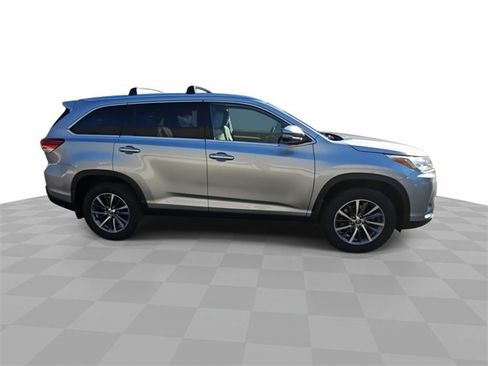 Used 2019 Toyota Highlander SE image 9