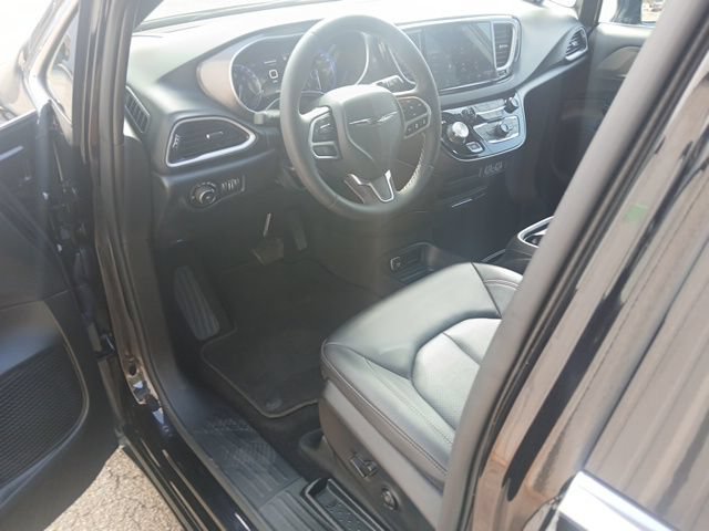 Used 2025 Chrysler Pacifica Select FWD image 45
