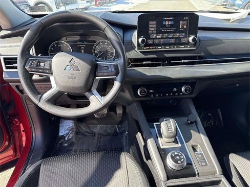 Used 2022 Mitsubishi Outlander ES image 17