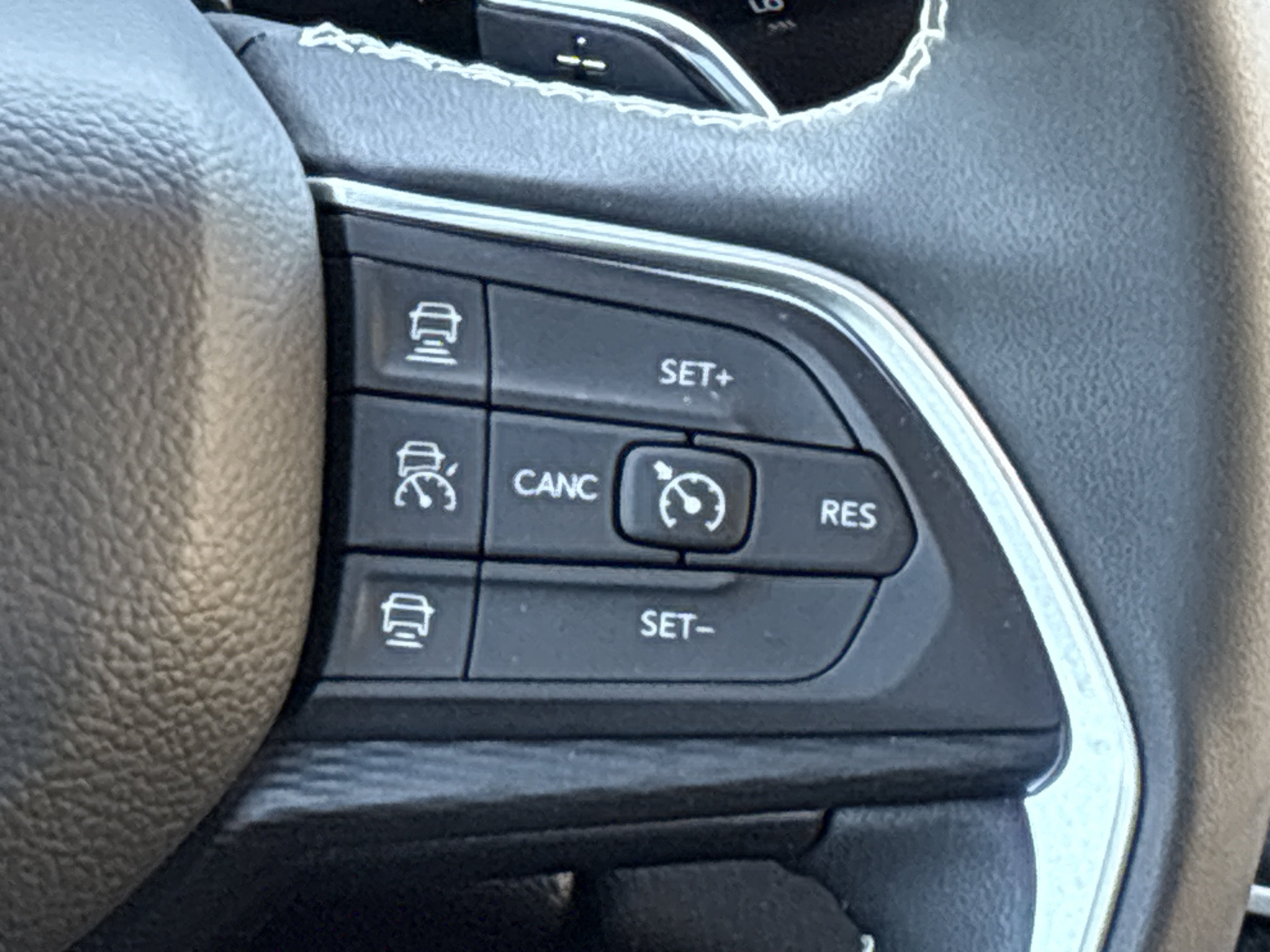 Used 2025 Jeep Grand Cherokee L Altitude AWD/4WD image 23