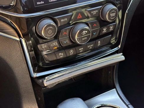 Used 2020 Jeep Grand Cherokee Limited image 28