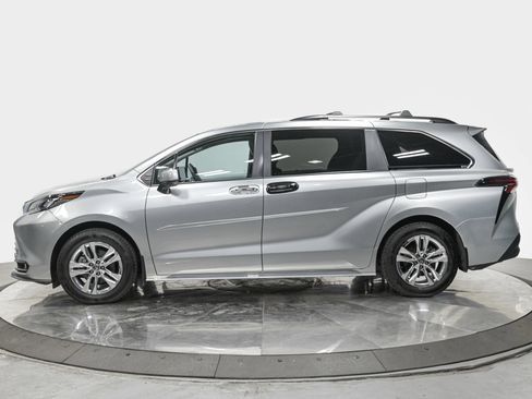 Used 2025 Toyota Sienna XLE w/ XLE Plus Package AWD/4WD image 2