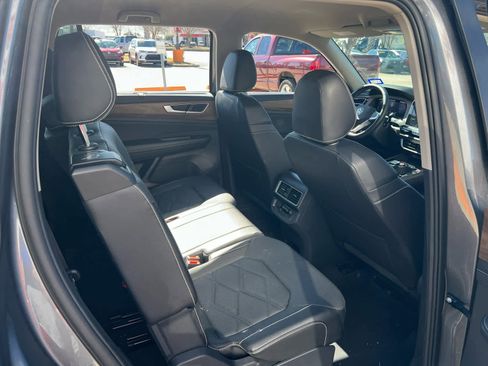 Used 2025 Volkswagen Atlas SE image 24