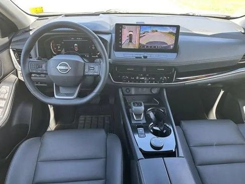 Used 2025 Nissan Rogue SL AWD/4WD image 15