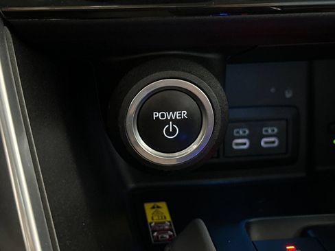 Used 2023 Toyota Venza LE AWD/4WD image 21