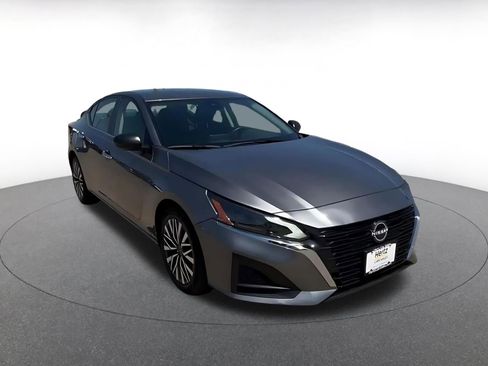 Used 2024 Nissan Altima 2.5 SV FWD image 3