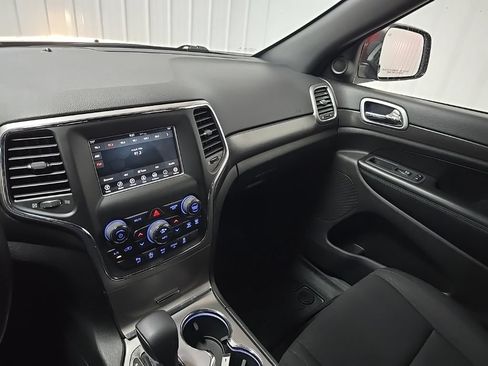 Used 2018 Jeep Grand Cherokee Laredo AWD/4WD image 27