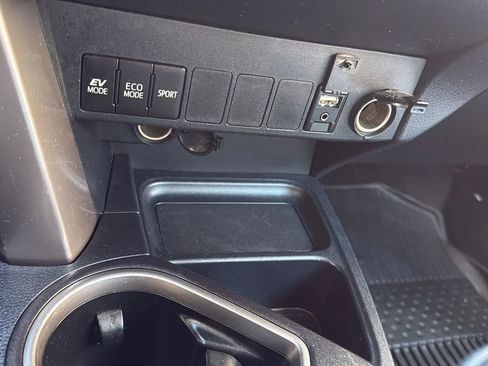 Used 2016 Toyota RAV4 XLE image 19