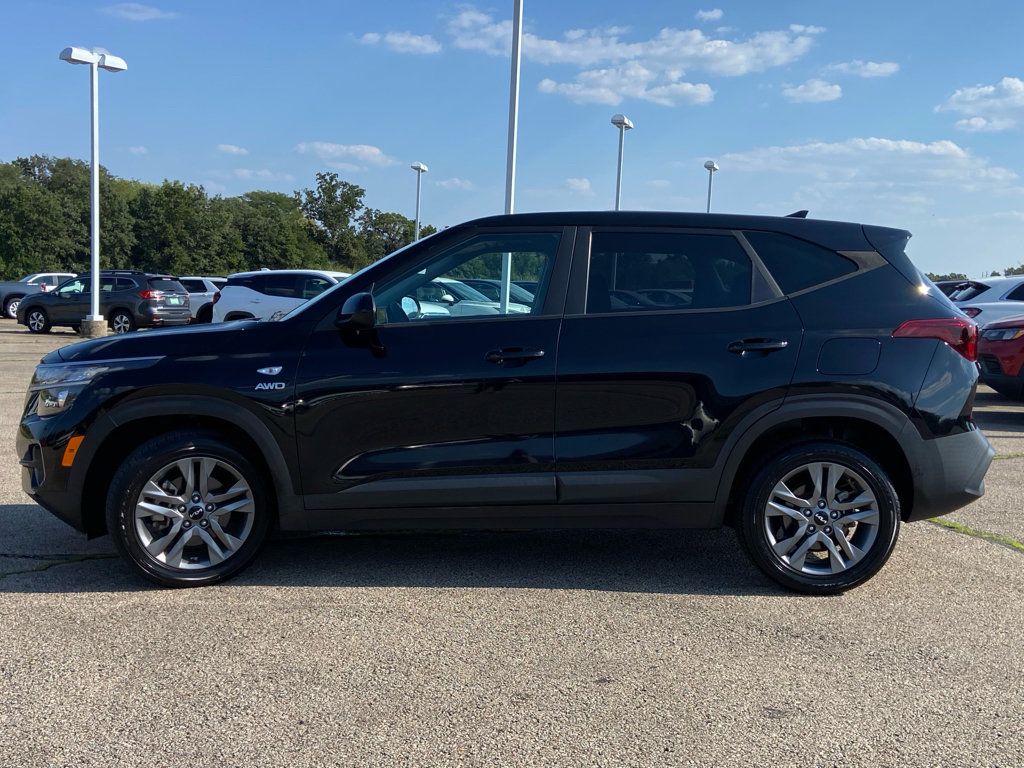 Used 2022 Kia Seltos LX AWD/4WD image 4