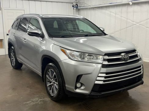 Used 2017 Toyota Highlander XLE AWD/4WD image 1